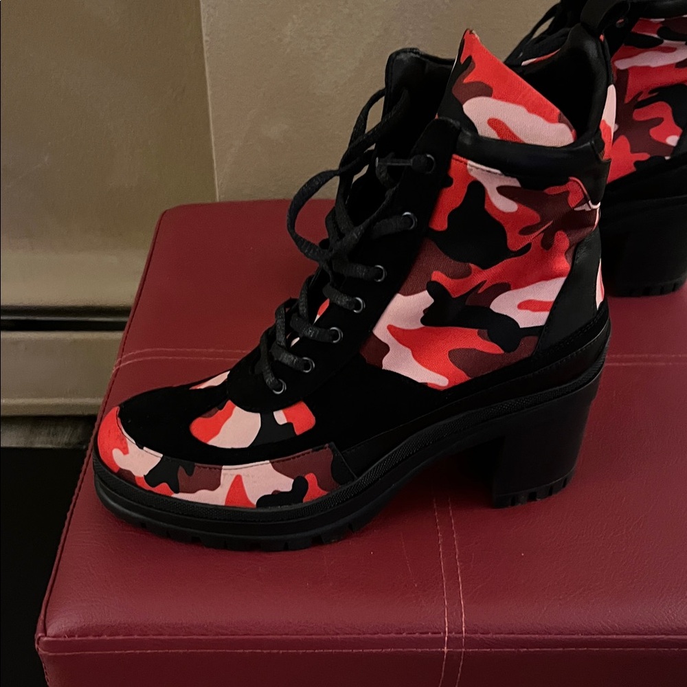 Stylish Red Camouflage Lace-Up Women's Boots - Picture 2 of 6